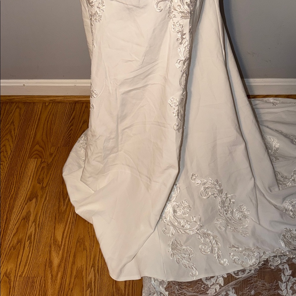 Ivory Lace Bridal Gown - Picture 6 of 16